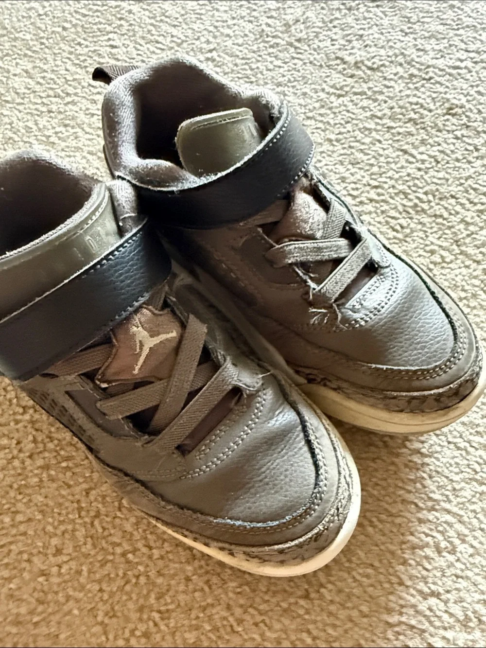 Little Kids Nike Spizike Low Size 13.5C Gray and white